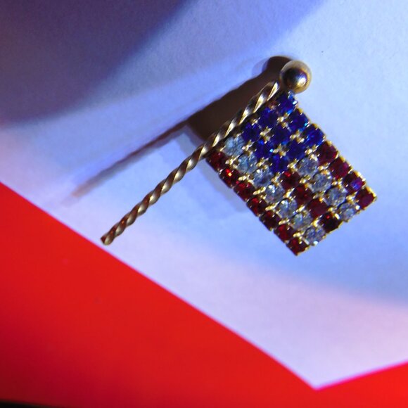 VINTAGE RHINESTONE U.S. FLAG PIN = PATRIOTIC! - Picture 3 of 4